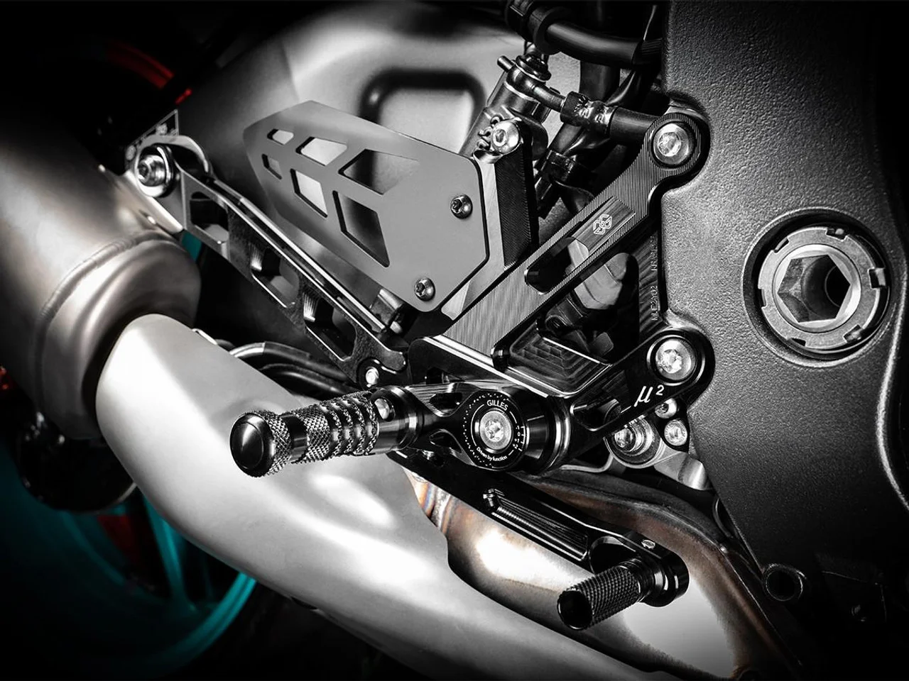 Commandes Reculées MUE2 Gilles Tooling noir - Yamaha MT-10 - Miniature 3
